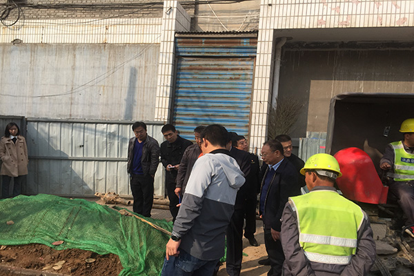临汾市区路面“微创术”：解开“管线下地”难题